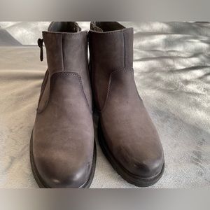 Earth Jordan, dark grey short Boots, size 6, new